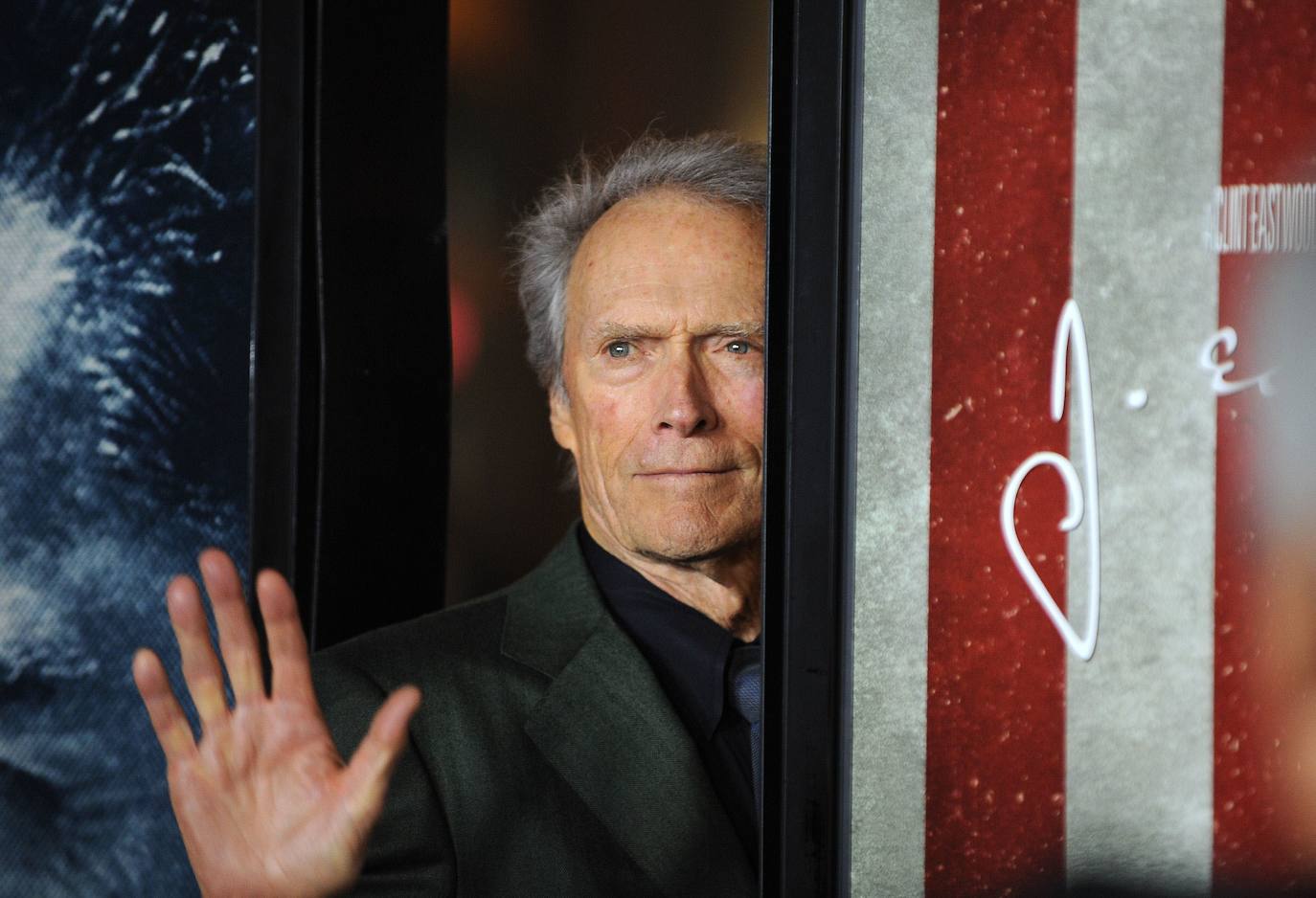 La trayectoria vital de Clint Eastwood refleja el valor de la madurez. A sus 91 años, que festeja hoy 31 de mayo, permanece en activo y alumbra, al aplauso de la crítica, producciones cinematográficas que llevan al americano anodino a la gran pantalla convertido en protagonista de sus films. Sus trabajos frente a la cámara constatan que sus espléndidas dotes de actor se quedan cortas frente a la maestría que exhibe en la dirección. Cinco estatuillas de los Oscar constatan el valor de su trabajo.. 