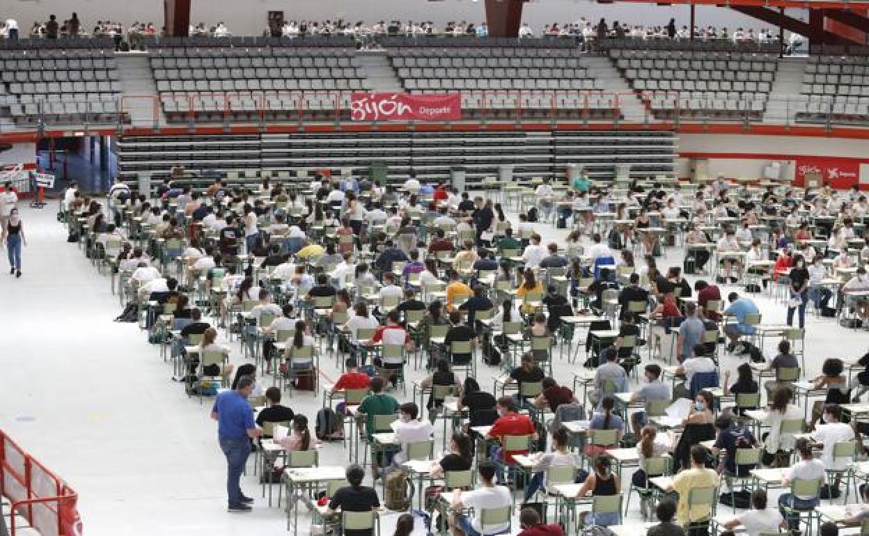 Estudiantes haciendo la EBAU el año pasado en el Palacio de Deportes de Gijón. Este año las sedes son casi todas universitarias. 