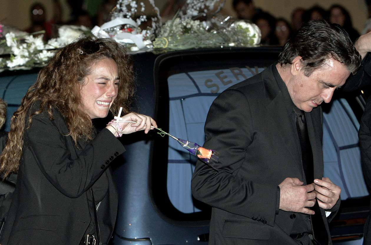 2006. Rocío Carrasco y Ortega Cano durante la capilla ardiente de la cantante