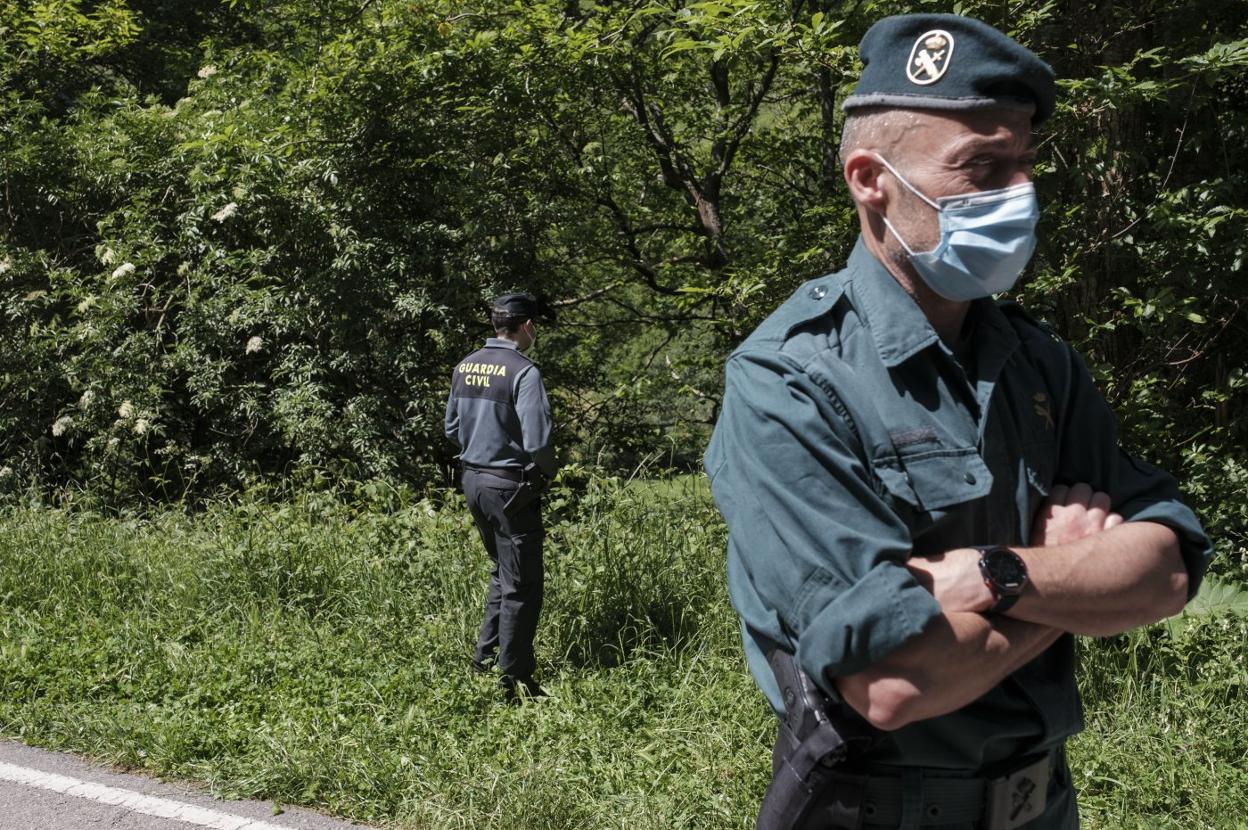 Agentes de la Guardia Civil apostados en la zona para asegurar que no vuelve el peligro. 