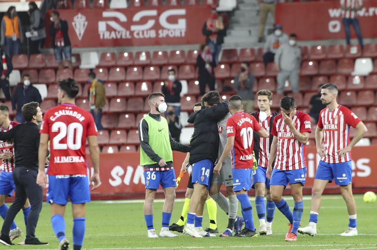 Los jugadores rojiblancos, abatidos, al término del partido ante el Almería que les dejó sin opción de jugar el 'play off'. 