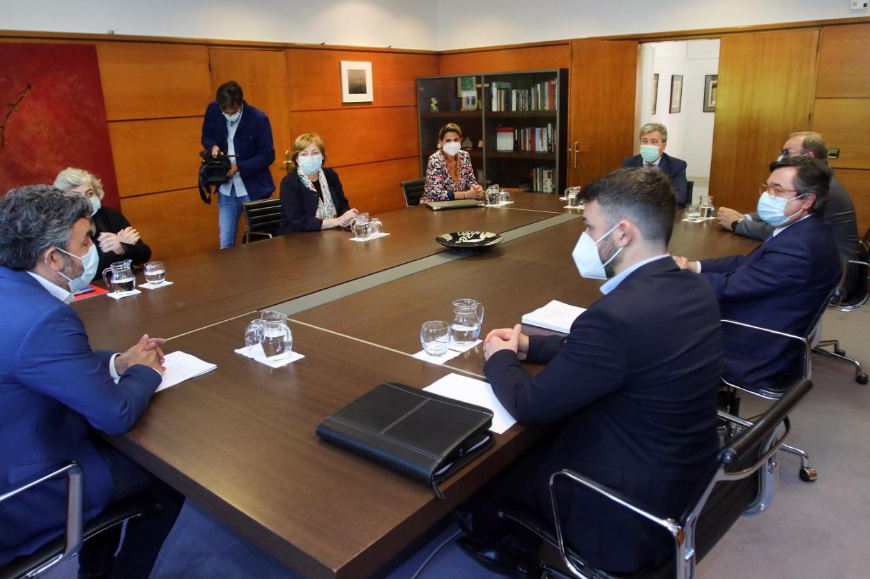 En el sentido de las agujas del reloj: Alejandro Calvo, Ana González, Mariví Monteserín, Montserrat González, Antonio Miguel Cervera, Santiago Rodríguez Vega, Laureano Lourido y Jorge García. 