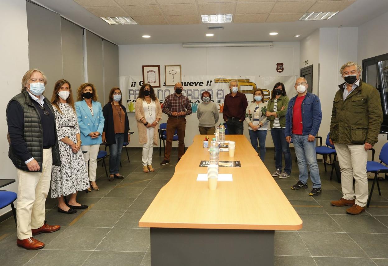 Representantes de la FAV, al inicio de la reunión con los concejales de los distintos grupos políticos. 