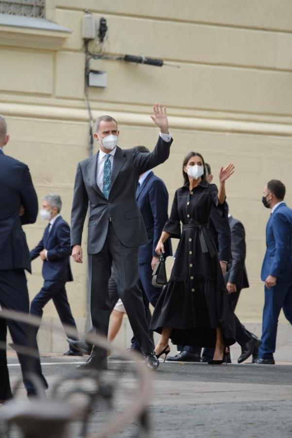 El Rey Felipe (i) junto a la Reina Letizia (d) durante la inauguración del centro memorial de las victimas del terrorismo en Vitoria, este martes. 