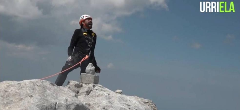 El grito contra la ELA desde la cima del Urriellu 