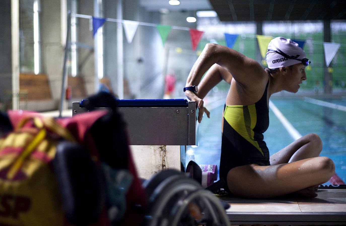 La nadadora es la primera deportista paralímpica en recibir el galardón y séptima mujer en la historia de los Premios Princesa de Asturias. Teresa Perales, que recoge el testigo de Carlos Sainz, recibe el premio en plena preparación para los Juegos de Tokyo.