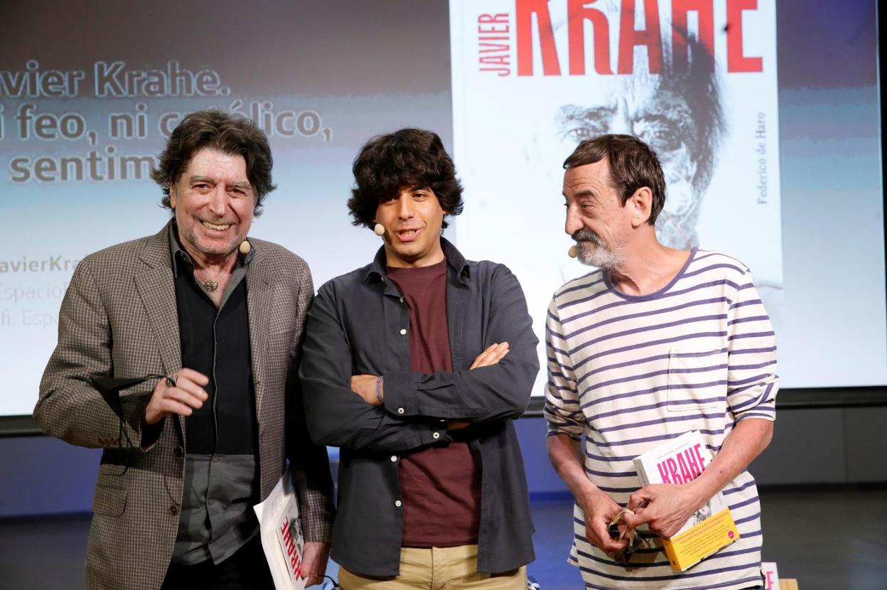 Joaquín Sabina, Federico de Haro y Javier López de Guereña, ayer, durante la presentación de la biografía 'Javier Krahe. Ni feo, ni católico ni sentimental', en el Espacio Fundación Telefónica de Madrid. 