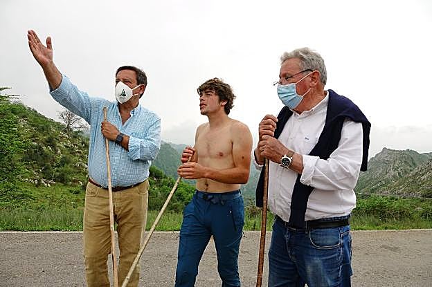El pastor José Luis Alonso, entre Pedro Barato y Ramón Artime, de Asaja. 