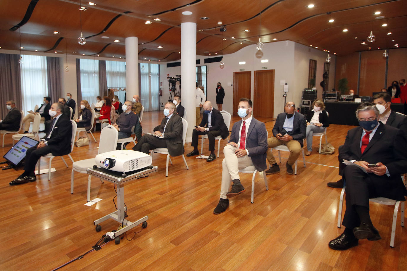 El Fórum de EL COMERCIO, que contó con el patrocinio del Banco Sabadell, analizó este jueves los riesgos y oportunidades del cambio climático. El acto contó con la presencia de Íñigo Losada, catedrático de Ingeniería Hidráulica de la Universidad de Cantabria y director de investigación del Instituto de Hidráulica Ambiental, y de Pablo Junceda, director general de Sabadell Herrero.