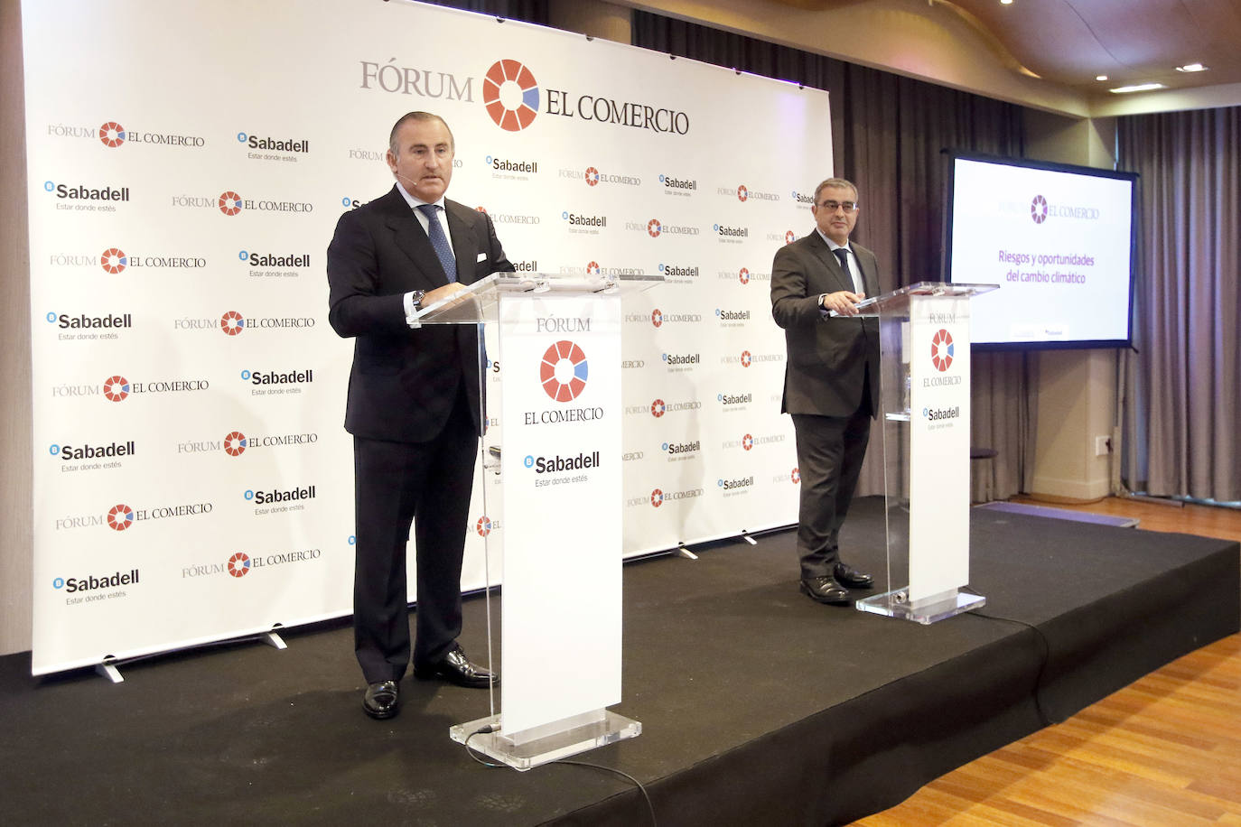 El Fórum de EL COMERCIO, que contó con el patrocinio del Banco Sabadell, analizó este jueves los riesgos y oportunidades del cambio climático. El acto contó con la presencia de Íñigo Losada, catedrático de Ingeniería Hidráulica de la Universidad de Cantabria y director de investigación del Instituto de Hidráulica Ambiental, y de Pablo Junceda, director general de Sabadell Herrero.