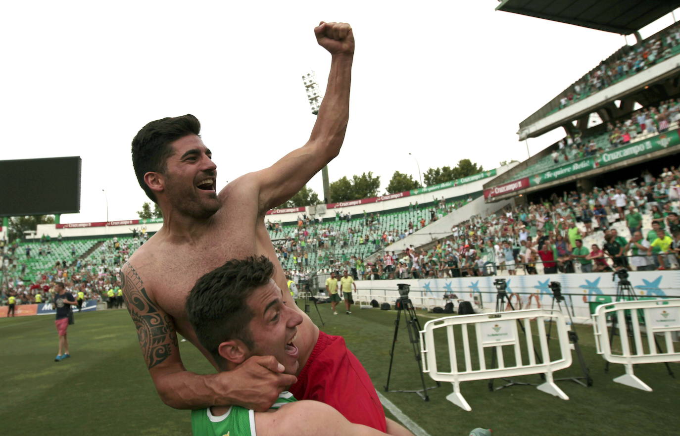 Acompañado de su familia, compañeros y directivos, el capitán Carmona se despidió tras nueve temporadas con la elástica del Sporting. 