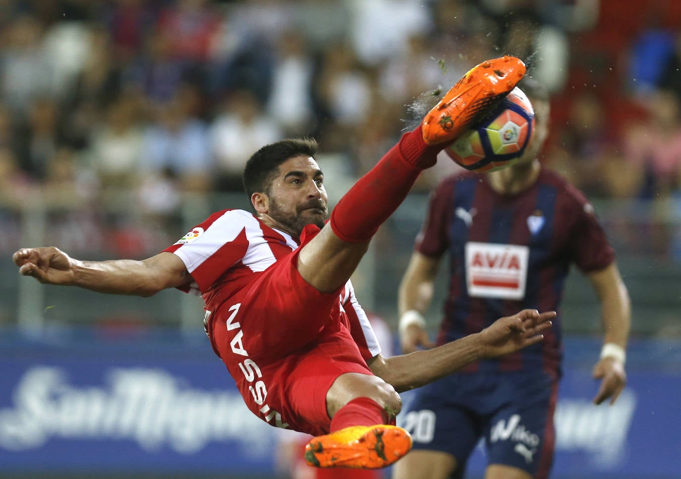 Acompañado de su familia, compañeros y directivos, el capitán Carmona se despidió tras nueve temporadas con la elástica del Sporting. 