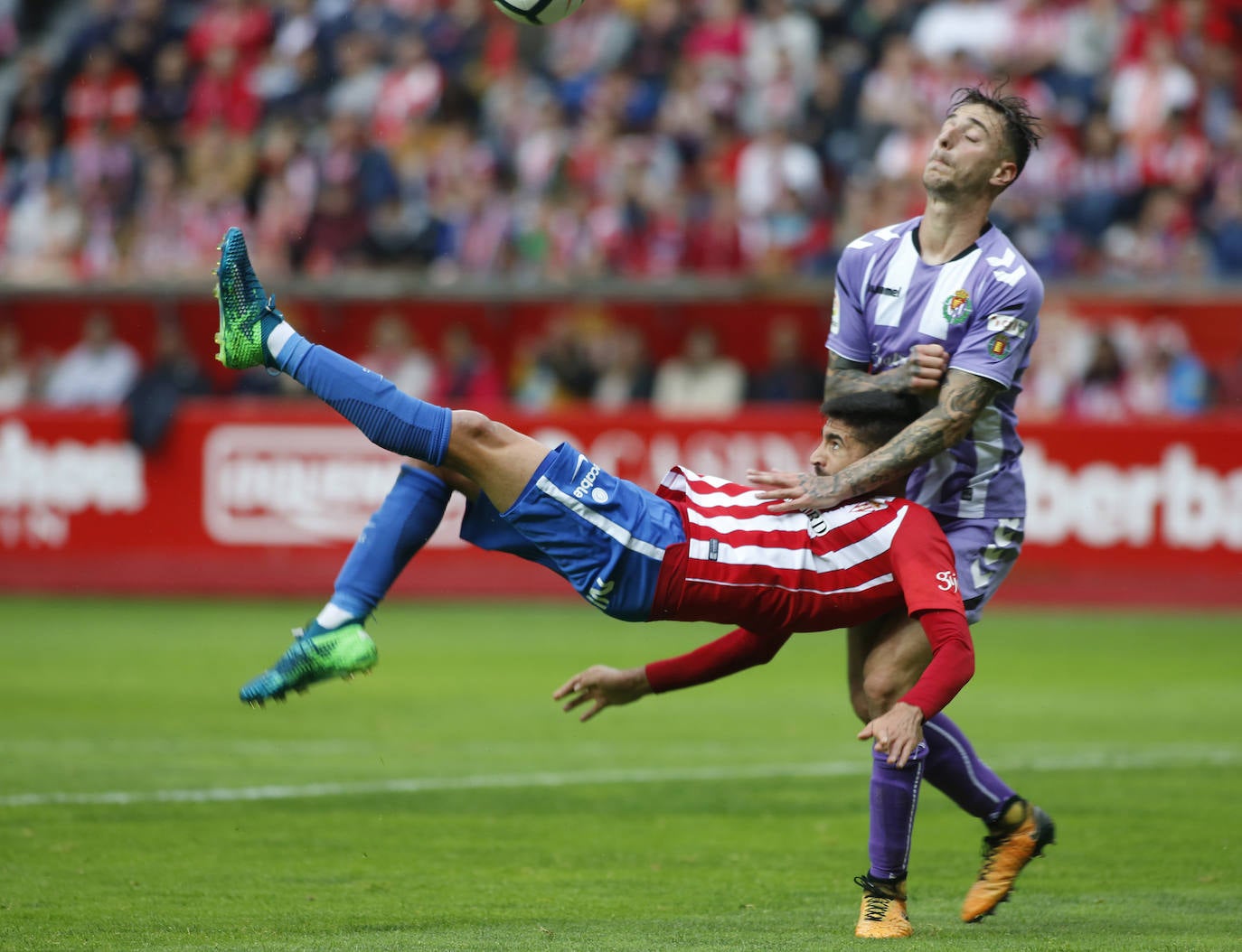 Acompañado de su familia, compañeros y directivos, el capitán Carmona se despidió tras nueve temporadas con la elástica del Sporting. 