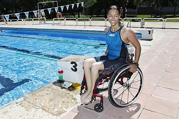 La nadadora paralímpica Teresa Perales, junto a la piscina de entrenamiento, en su Zaragoza natal. 