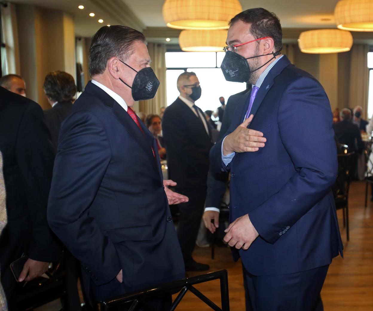Alfredo Canteli y Adrián Barbón se saludan antes del inicio del acto. 