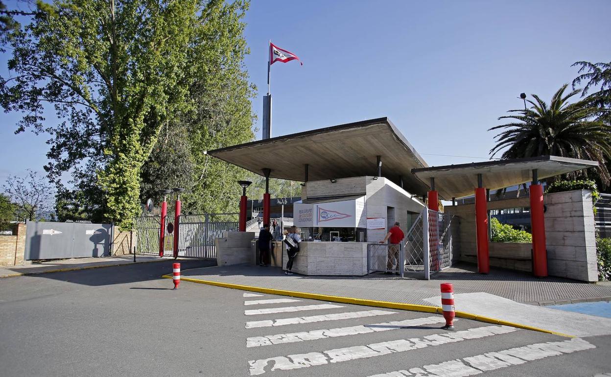 Entrada del Grupo Covadonga. 