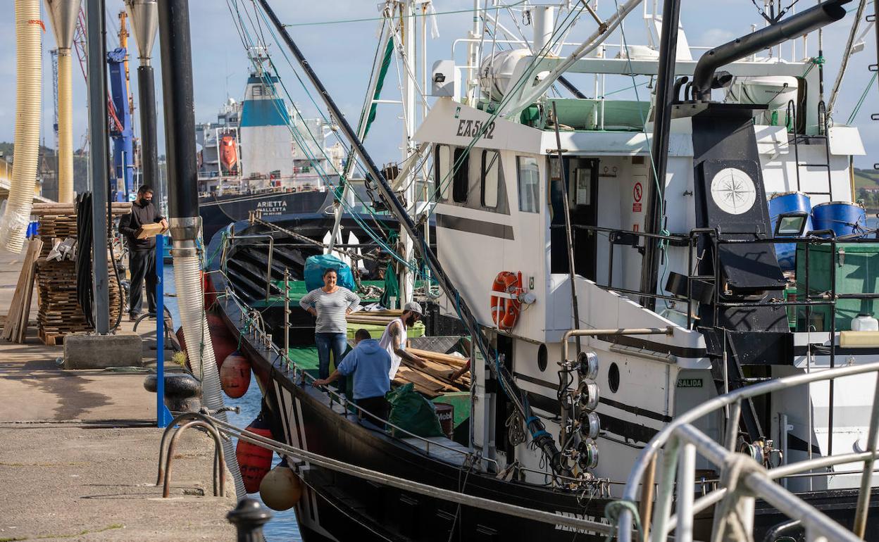 Preparativos en los barcos pesqueros de Avilés para la pesca del bonito