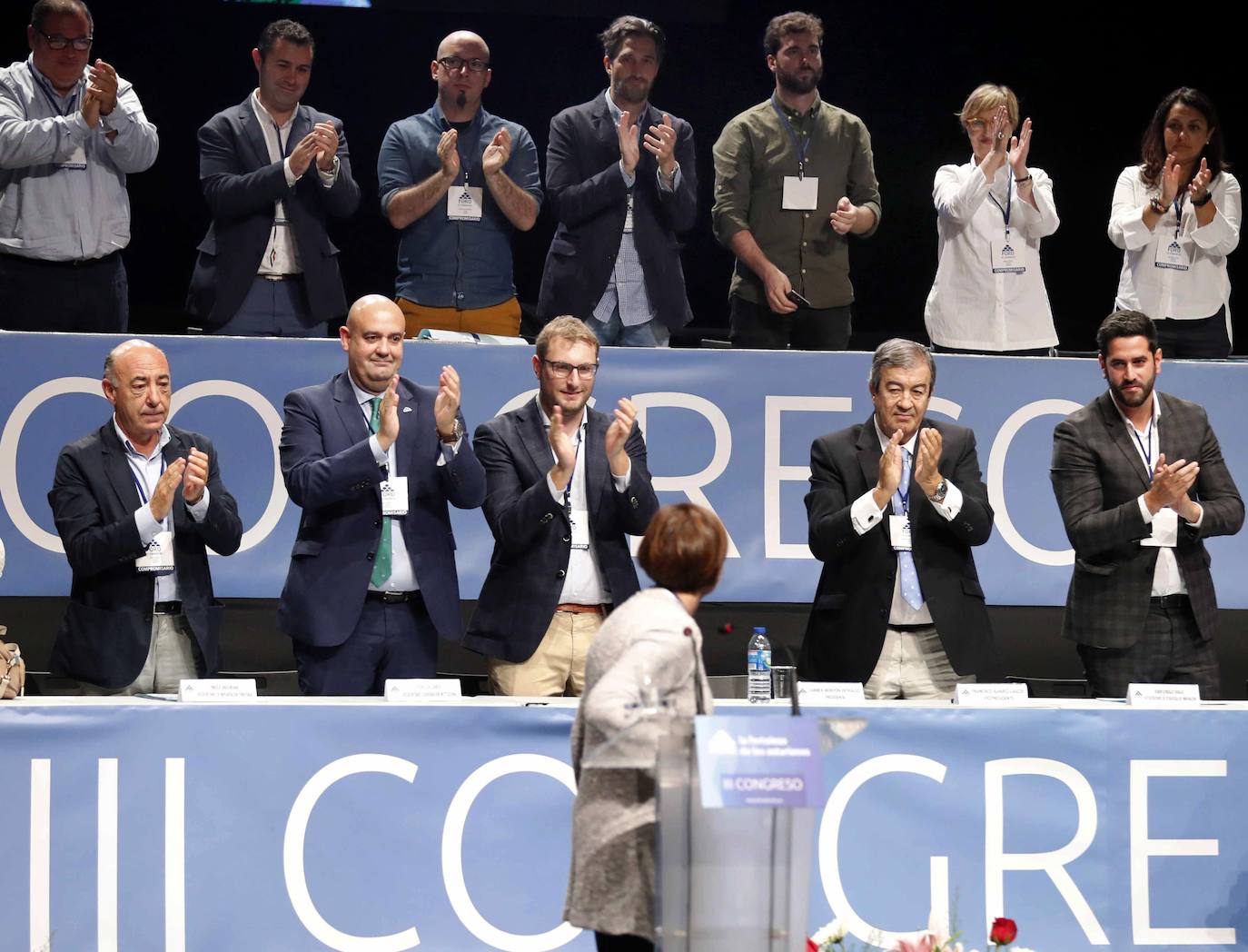 Enrique Lanza, Pedro Leal, Adrián Pumares y Francisco Álvarez-Cascos, aplaudiendo la intervención de Carmen Moriyón en el anterior congreso de Foro, celebrado en 2018 en Pola de Siero. 
