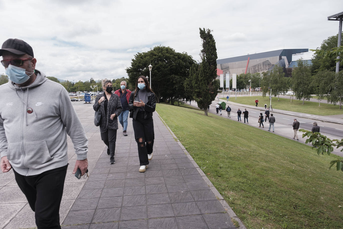 Este viernes volvieron a repetirse las largas colas para vacunarse en el Palacio de Deportes de la Guía.