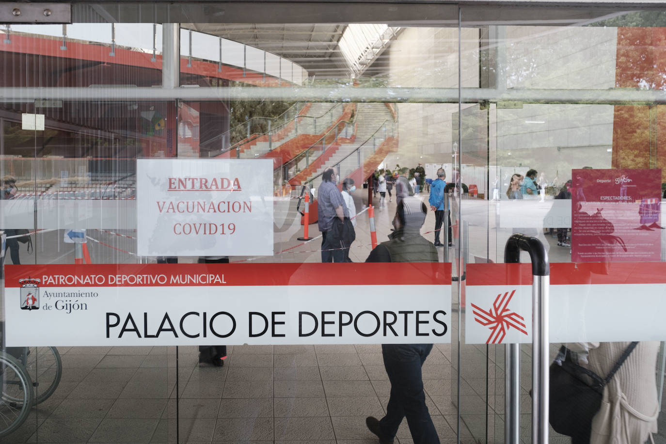 Este viernes volvieron a repetirse las largas colas para vacunarse en el Palacio de Deportes de la Guía.