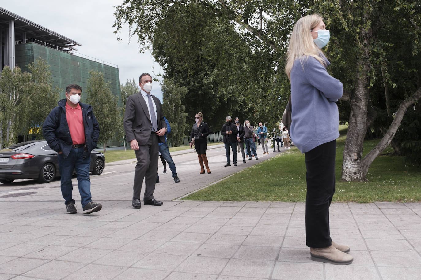 Este viernes volvieron a repetirse las largas colas para vacunarse en el Palacio de Deportes de la Guía.
