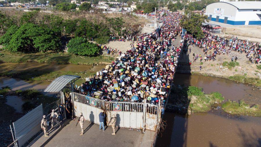 A estos lugares remotos ni siquiera han llegado las noticias sobre la verja que construye República Dominicana para protegerse de los robos, el contrabando y la inmigración irregular, ilegalidades que, al amparo de la corrupción de algunos oficiales, constituyen un problema real en los principales pasos fronterizos de la isla