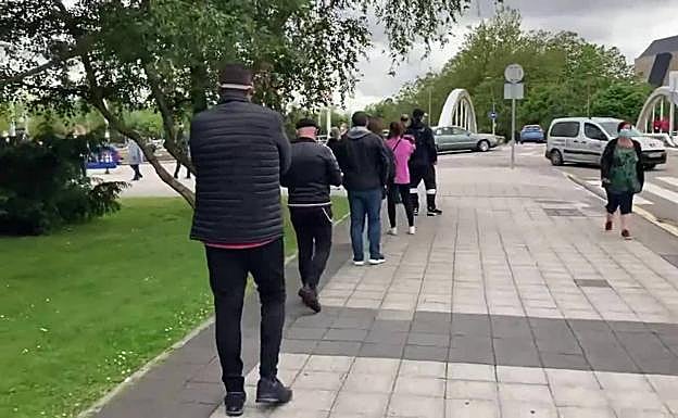 Cola kilométrica en Gijón para vacunarse