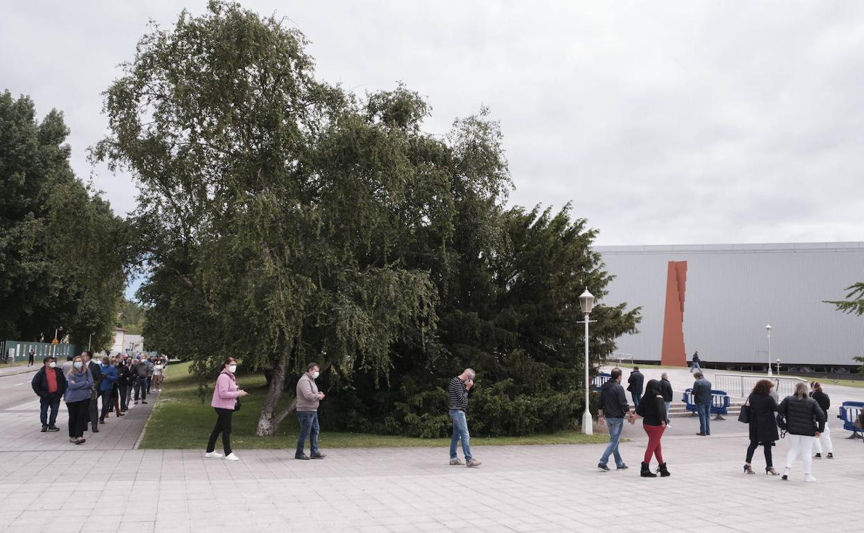 Largas colas para vacunarse este viernes en Gijón. 