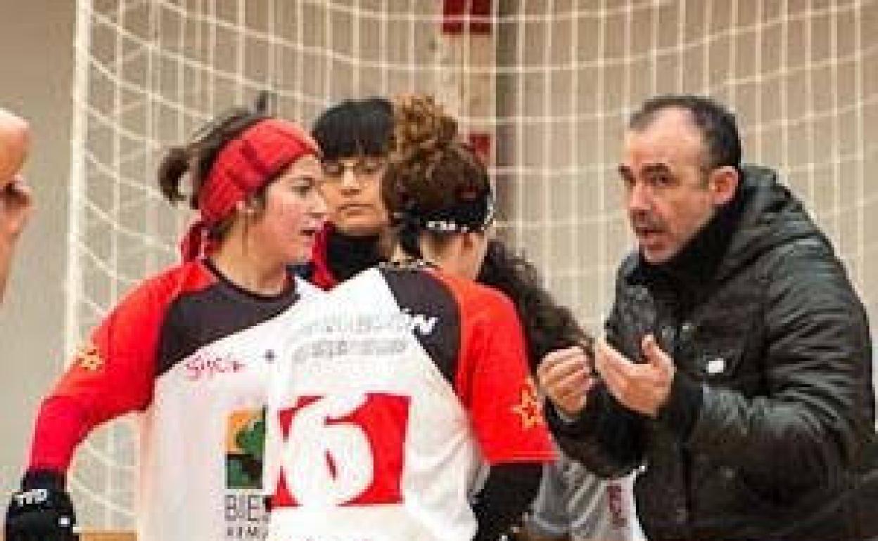 Lolo Fernández charla con sus jugadoras durante un encuentro de la temporada 2012-2013