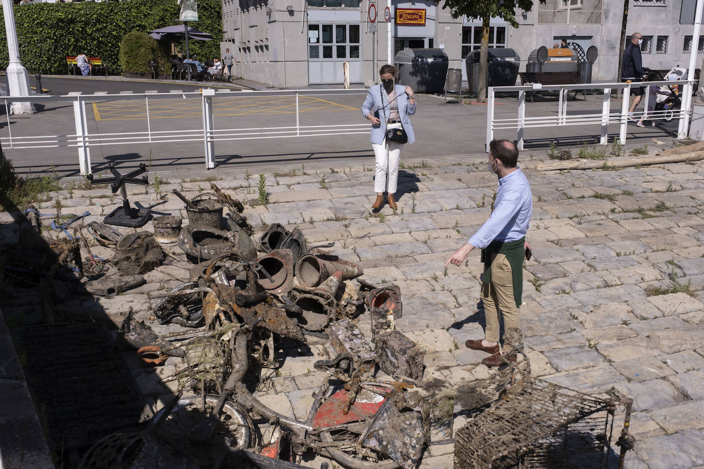 Con motivo del Día Mundial del Medioambiente, una veintena de buzos voluntarios procedió a retirar los residuos del fondo marino de la dársena interior del Puerto Deportivo de Gijón. Llegaron a sacar a tierra baterías, carros de la compra y hasta una bicicleta.