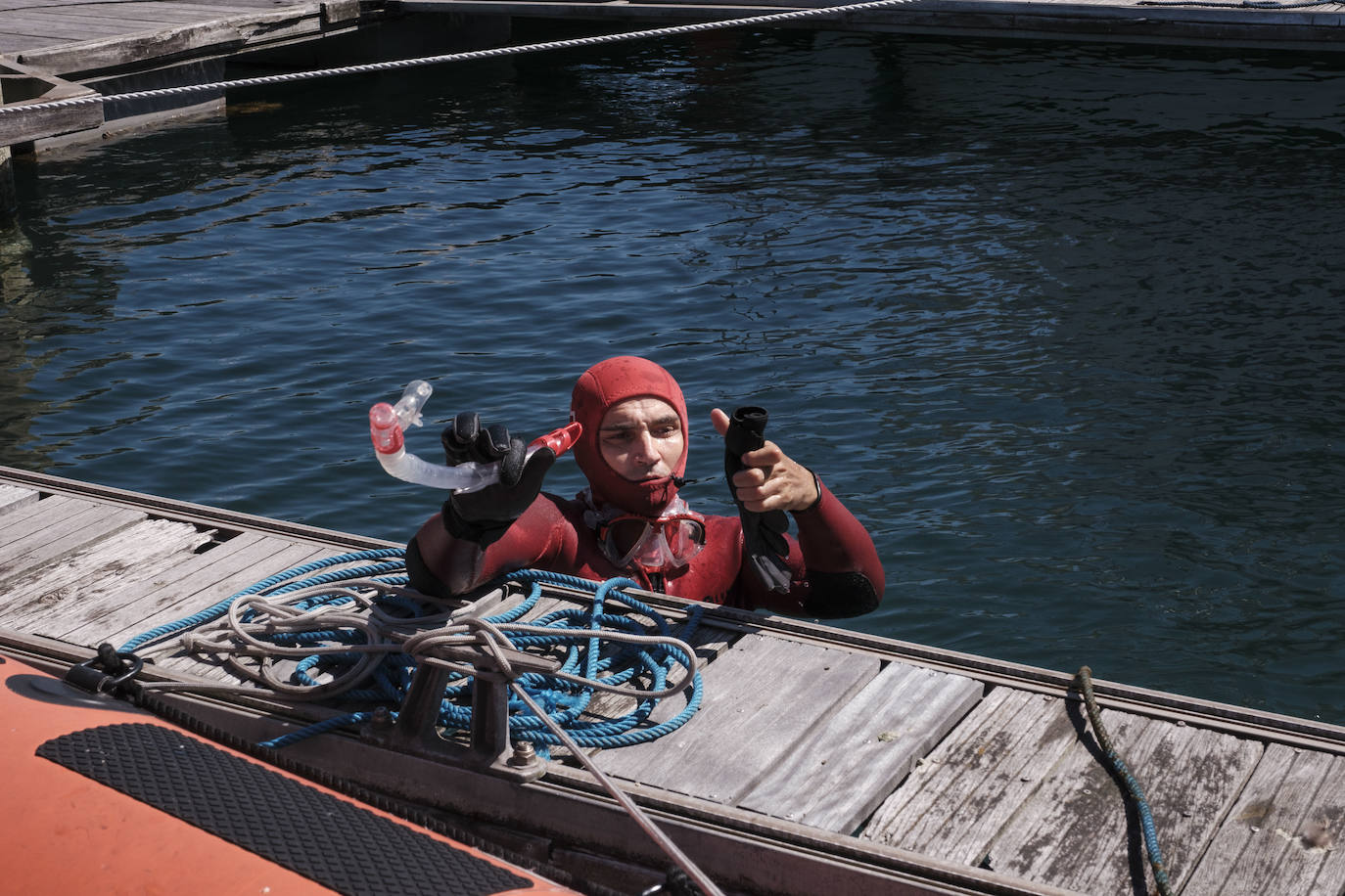 Con motivo del Día Mundial del Medioambiente, una veintena de buzos voluntarios procedió a retirar los residuos del fondo marino de la dársena interior del Puerto Deportivo de Gijón. Llegaron a sacar a tierra baterías, carros de la compra y hasta una bicicleta.