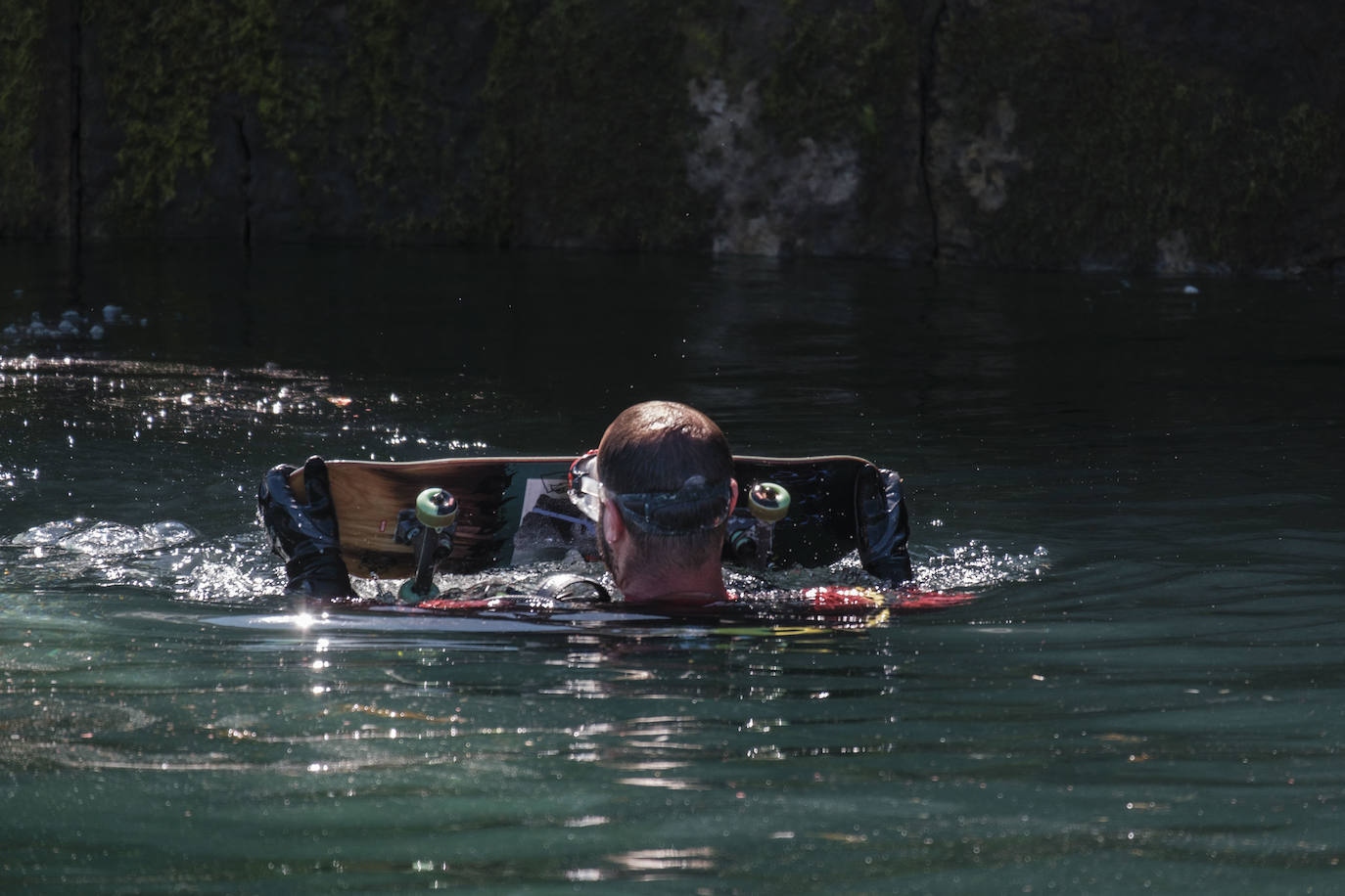 Con motivo del Día Mundial del Medioambiente, una veintena de buzos voluntarios procedió a retirar los residuos del fondo marino de la dársena interior del Puerto Deportivo de Gijón. Llegaron a sacar a tierra baterías, carros de la compra y hasta una bicicleta.