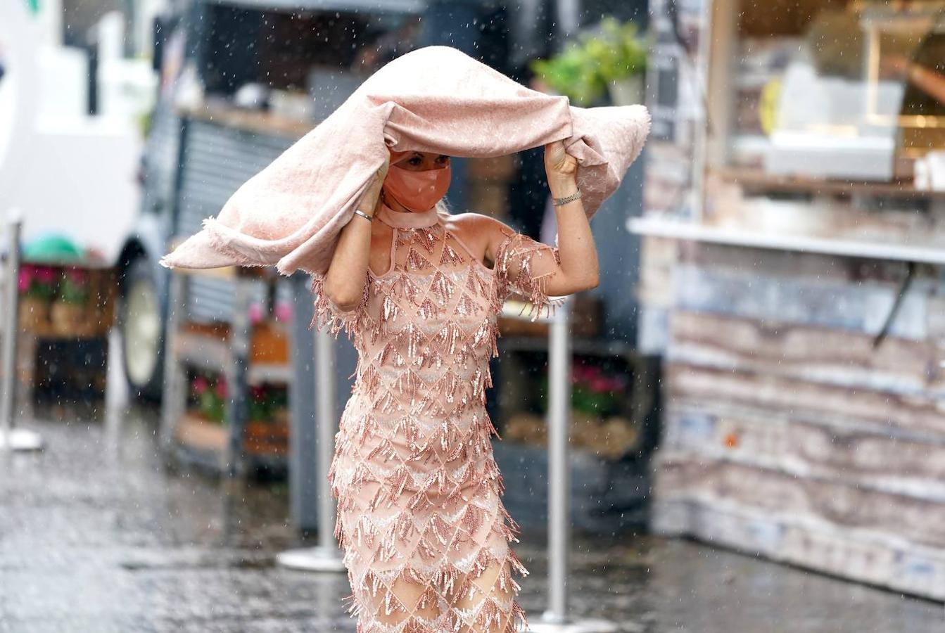 Las carreras de caballos son una tradición tan arraigada en Reino Unido que ni la lluvia puede estropear la fiesta. Este fin de semana se celebra el Epsom Derby Festival en Surrey, en el sur de Inglaterra, donde ver y ser visto es tan importante como la propia competición. El evento se convierte en un auténtico -y divertido- desfile de moda.