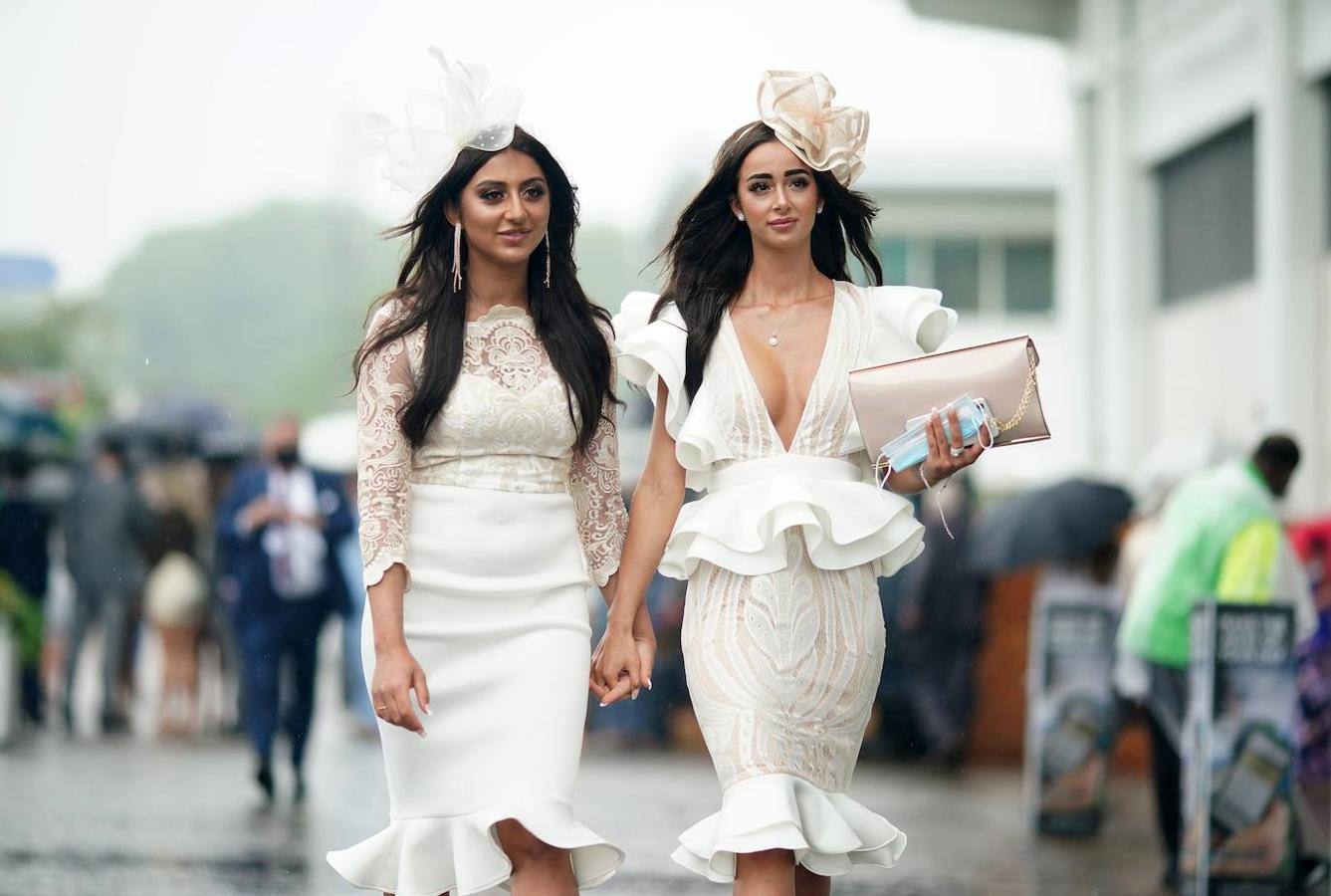 Las carreras de caballos son una tradición tan arraigada en Reino Unido que ni la lluvia puede estropear la fiesta. Este fin de semana se celebra el Epsom Derby Festival en Surrey, en el sur de Inglaterra, donde ver y ser visto es tan importante como la propia competición. El evento se convierte en un auténtico -y divertido- desfile de moda.