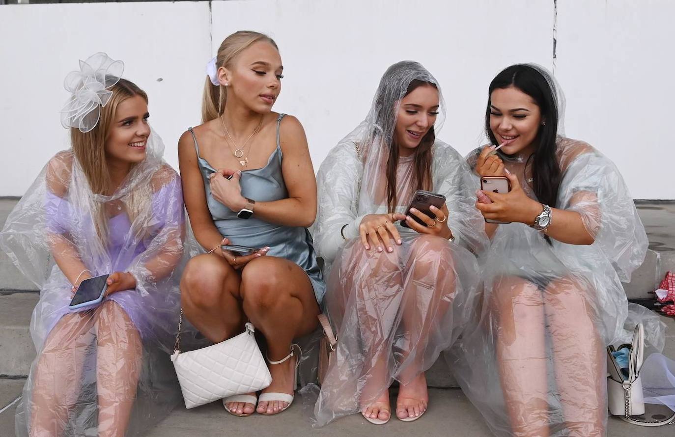 Las carreras de caballos son una tradición tan arraigada en Reino Unido que ni la lluvia puede estropear la fiesta. Este fin de semana se celebra el Epsom Derby Festival en Surrey, en el sur de Inglaterra, donde ver y ser visto es tan importante como la propia competición. El evento se convierte en un auténtico -y divertido- desfile de moda.