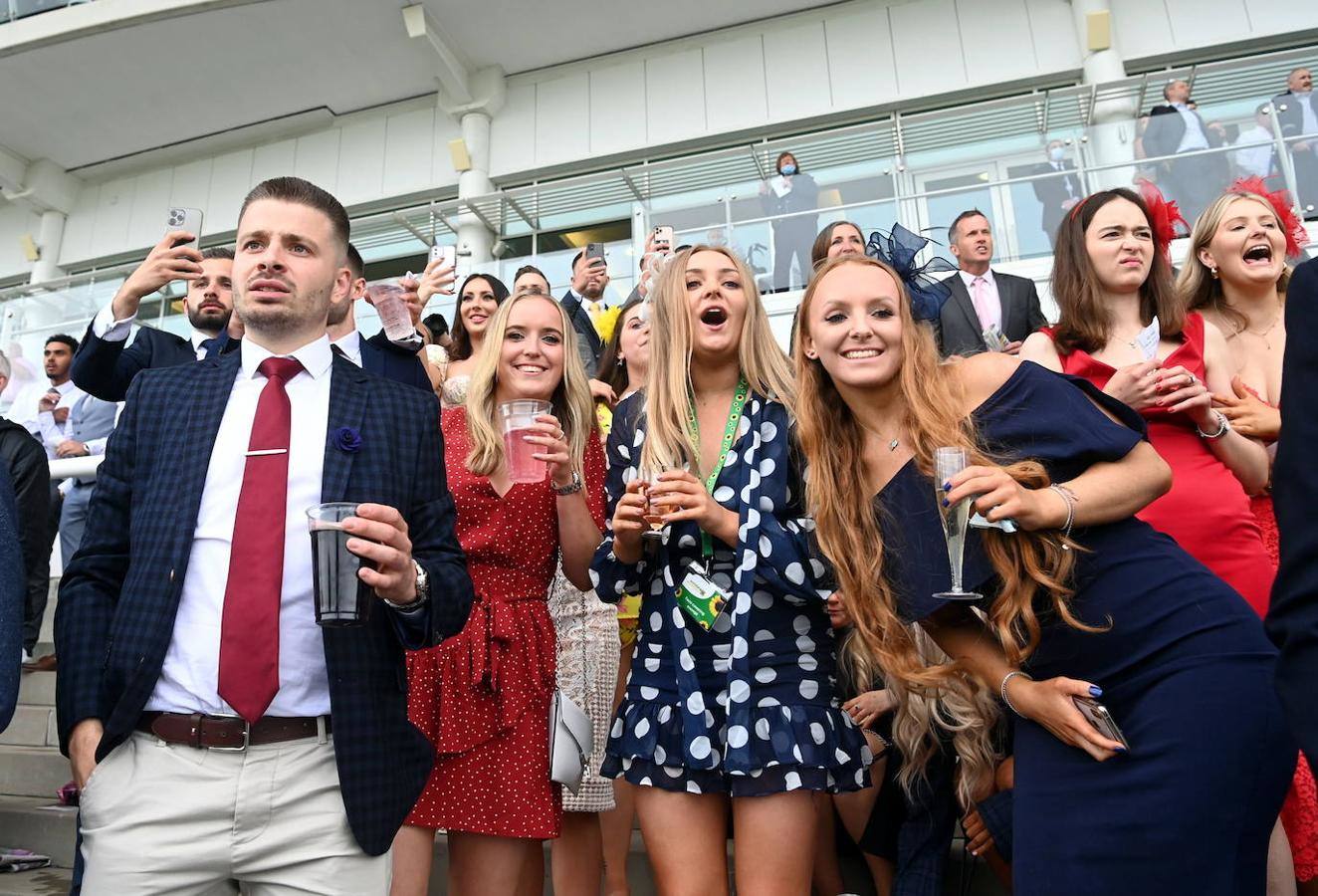 Las carreras de caballos son una tradición tan arraigada en Reino Unido que ni la lluvia puede estropear la fiesta. Este fin de semana se celebra el Epsom Derby Festival en Surrey, en el sur de Inglaterra, donde ver y ser visto es tan importante como la propia competición. El evento se convierte en un auténtico -y divertido- desfile de moda.