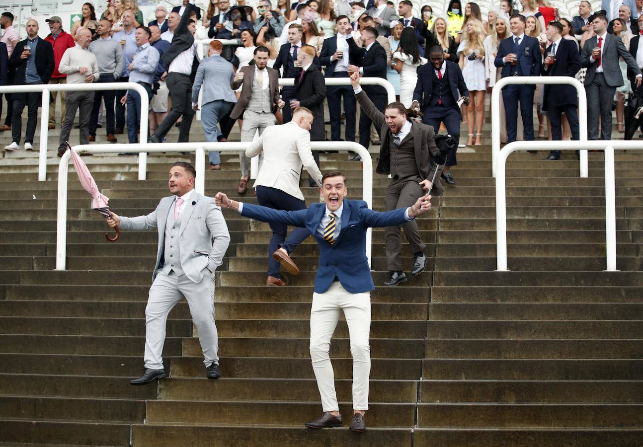 Las carreras de caballos son una tradición tan arraigada en Reino Unido que ni la lluvia puede estropear la fiesta. Este fin de semana se celebra el Epsom Derby Festival en Surrey, en el sur de Inglaterra, donde ver y ser visto es tan importante como la propia competición. El evento se convierte en un auténtico -y divertido- desfile de moda.