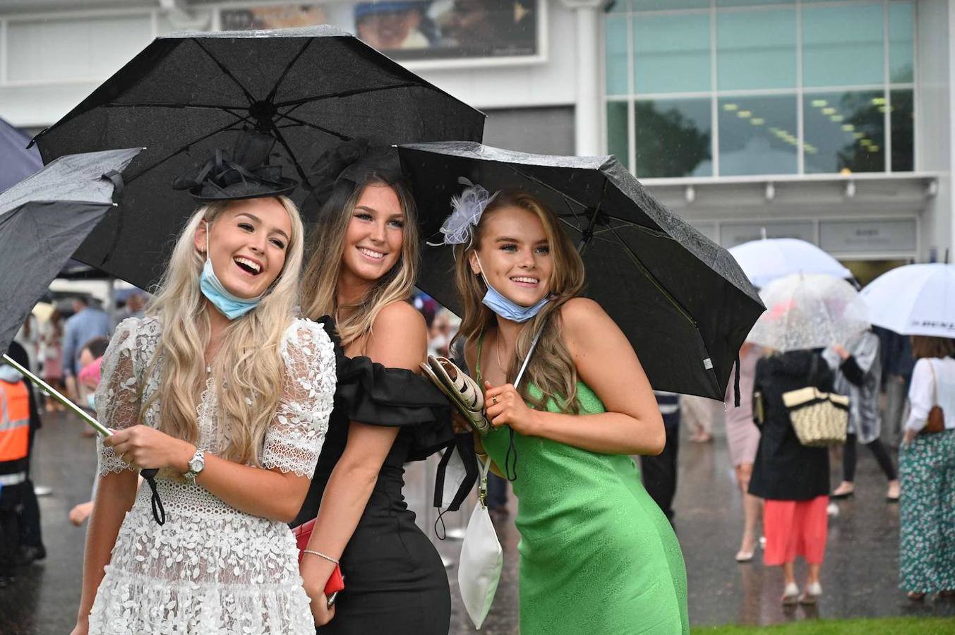 Las carreras de caballos son una tradición tan arraigada en Reino Unido que ni la lluvia puede estropear la fiesta. Este fin de semana se celebra el Epsom Derby Festival en Surrey, en el sur de Inglaterra, donde ver y ser visto es tan importante como la propia competición. El evento se convierte en un auténtico -y divertido- desfile de moda.