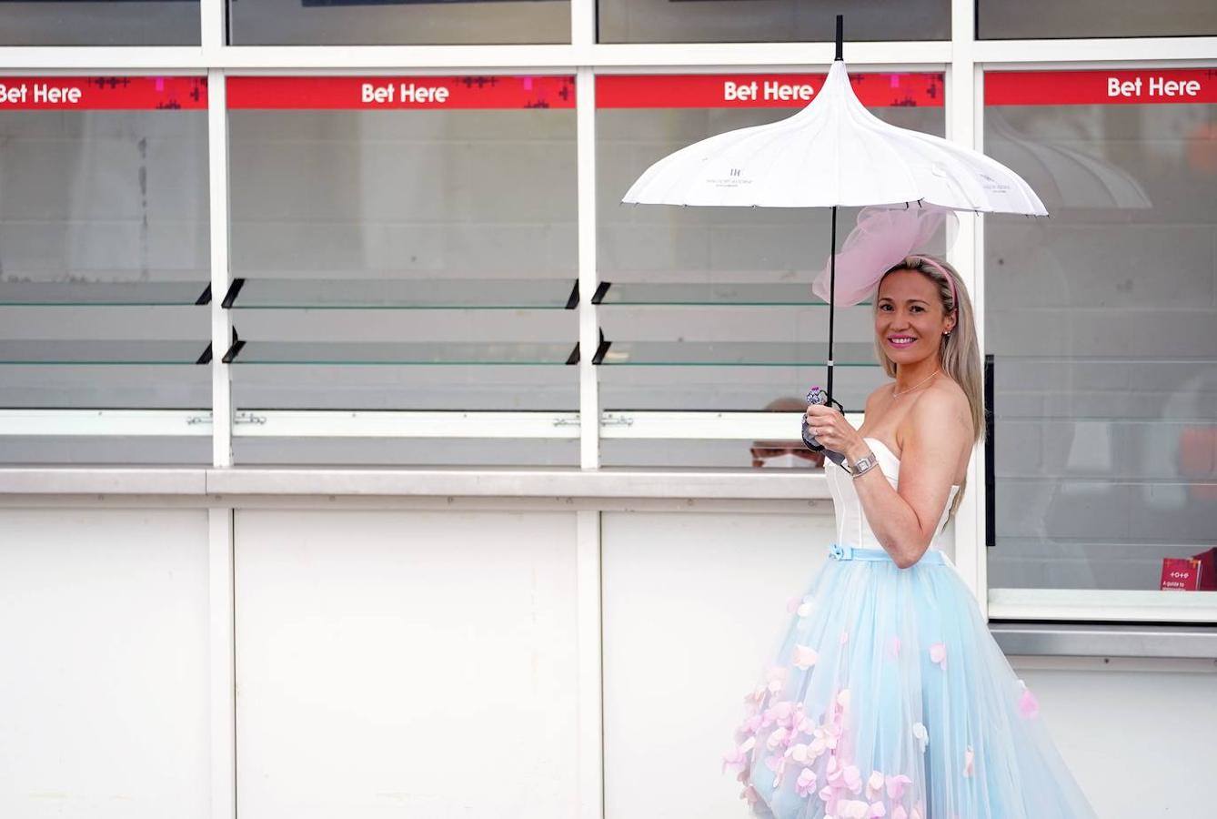 Las carreras de caballos son una tradición tan arraigada en Reino Unido que ni la lluvia puede estropear la fiesta. Este fin de semana se celebra el Epsom Derby Festival en Surrey, en el sur de Inglaterra, donde ver y ser visto es tan importante como la propia competición. El evento se convierte en un auténtico -y divertido- desfile de moda.