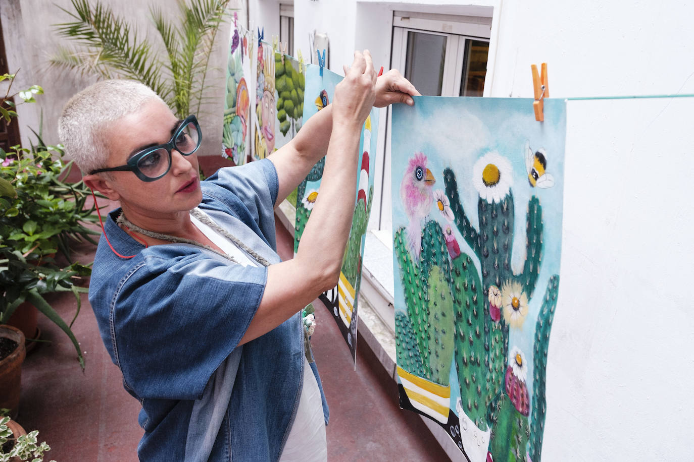 Un entorno muy personal. Por todos los rincones de la vivienda se descubre la mano de Tania Romero, que firma los cuadros de sus paredes y ha reciclado y restaurado el mobiliario. 