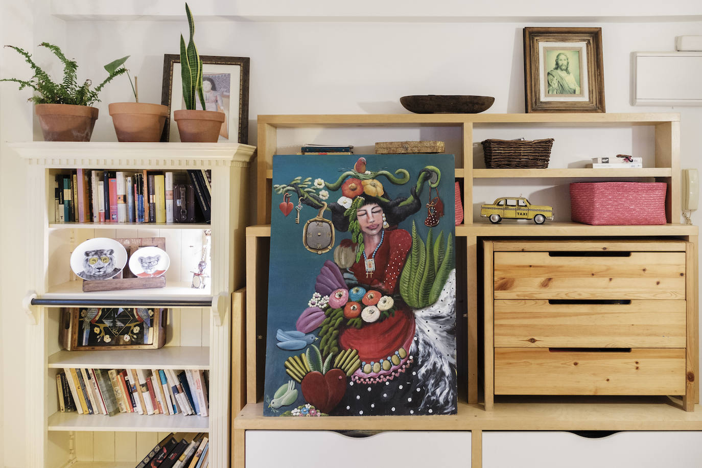 Un entorno muy personal. Por todos los rincones de la vivienda se descubre la mano de Tania Romero, que firma los cuadros de sus paredes y ha reciclado y restaurado el mobiliario. 