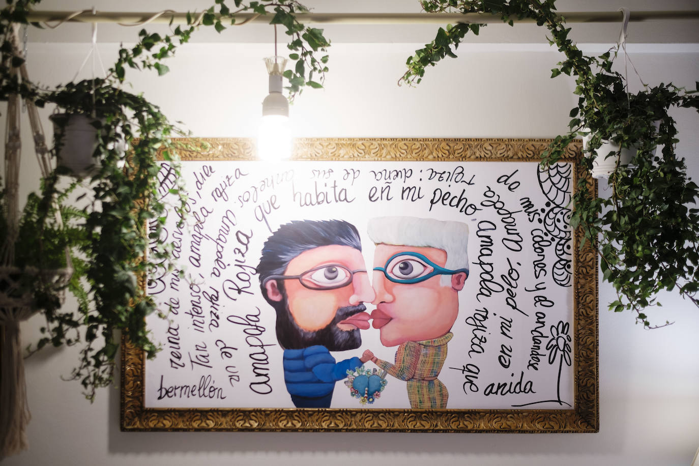 Un entorno muy personal. Por todos los rincones de la vivienda se descubre la mano de Tania Romero, que firma los cuadros de sus paredes y ha reciclado y restaurado el mobiliario. 