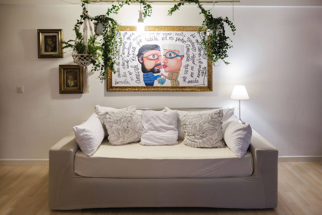 Un entorno muy personal. Por todos los rincones de la vivienda se descubre la mano de Tania Romero, que firma los cuadros de sus paredes y ha reciclado y restaurado el mobiliario. 