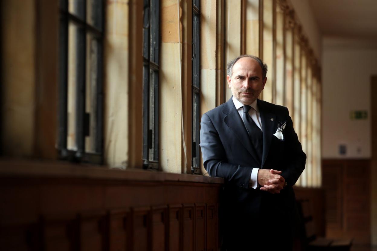 Ignacio Villaverde, esta semana, en el Edificio Histórico de la Universidad de Oviedo. 