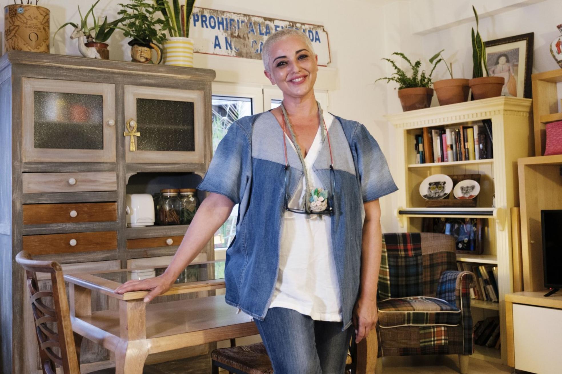 Tania Romero, artista polifácetica y autodidacta, en su casa gijonesa, decorada con mobiliario y objetos reciclados.