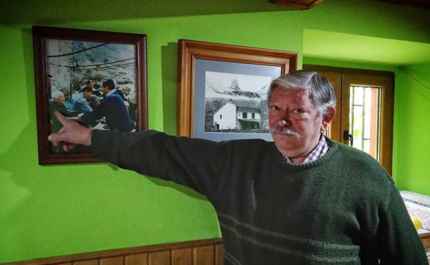 José Manuel Martínez señala en la fotografía a su madre, Guillermina Mier, en la que ambos saludan al entonces ministro Francisco Álvarez-Cascos.