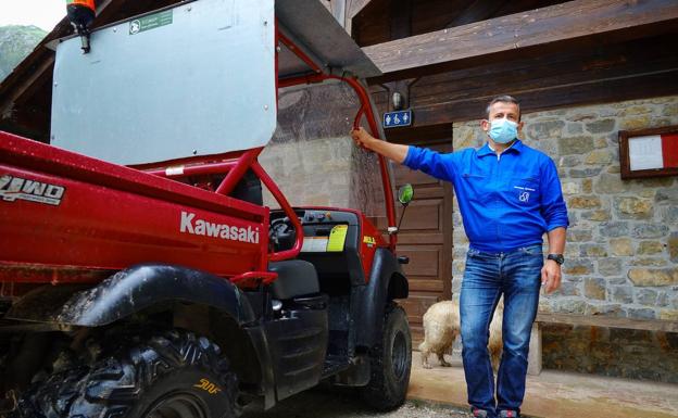 Rubino Mier, alcalde pedáneo de Bulnes y ganadero, con el tractor con el que viaja en el vagón de carga. 