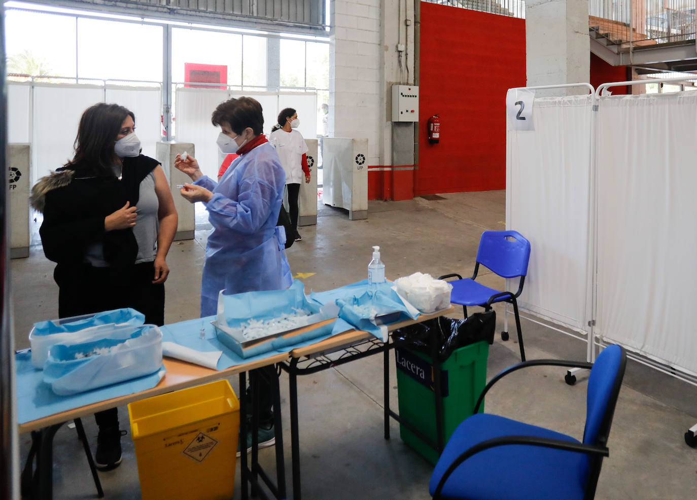 El estadio gijonés es desde este lunes nuevo punto de vacunación contra el coronavirus, en sustitución del Palacio de los Deportes