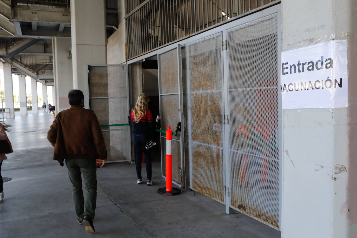 El estadio gijonés es desde este lunes nuevo punto de vacunación contra el coronavirus, en sustitución del Palacio de los Deportes