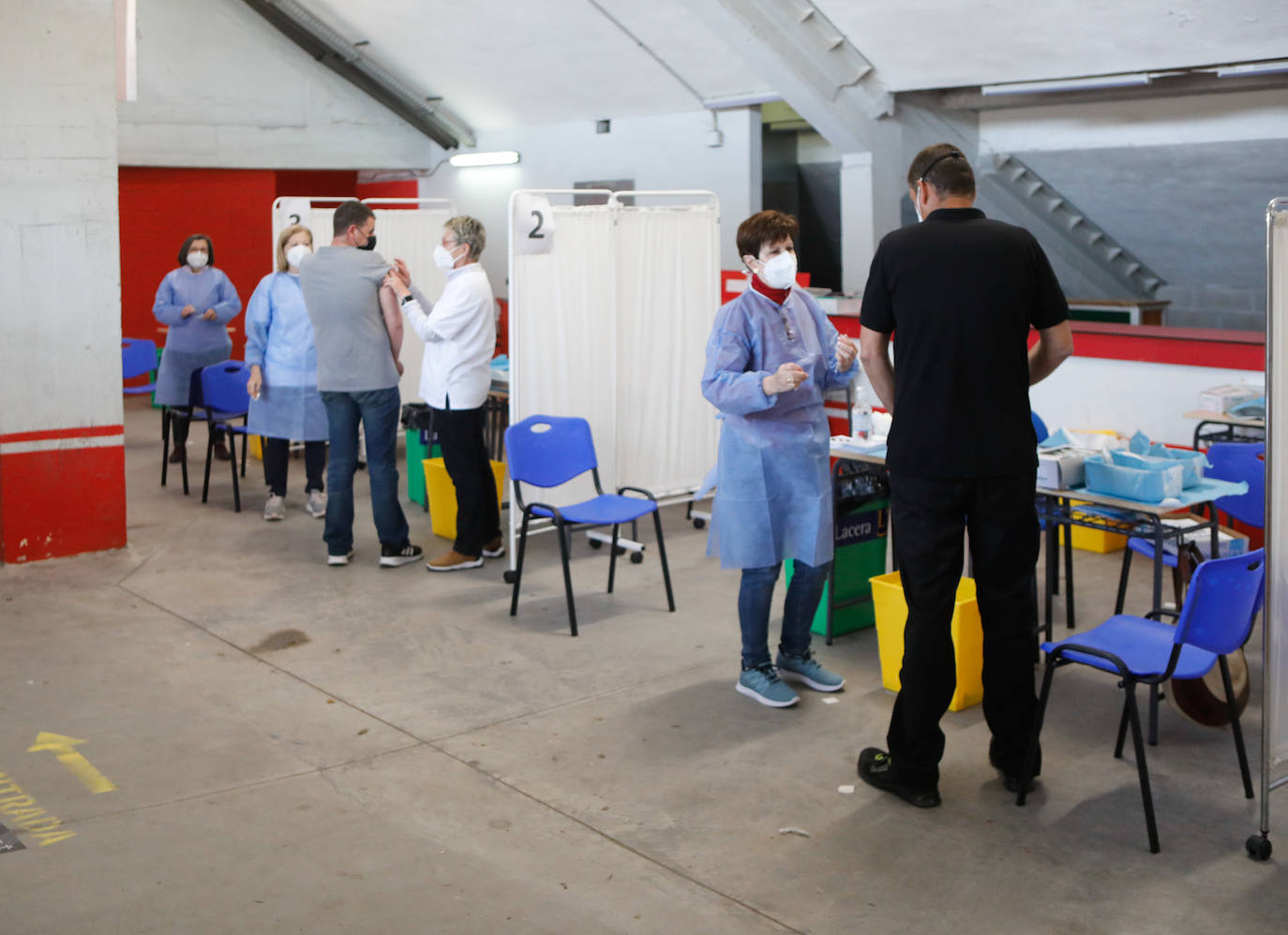 El estadio gijonés es desde este lunes nuevo punto de vacunación contra el coronavirus, en sustitución del Palacio de los Deportes